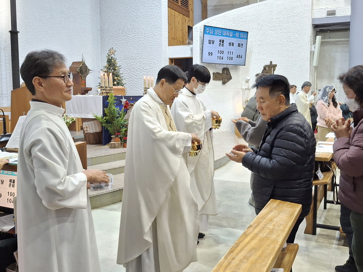 251224 성탄대축일밤미사_성체 (25).jpg