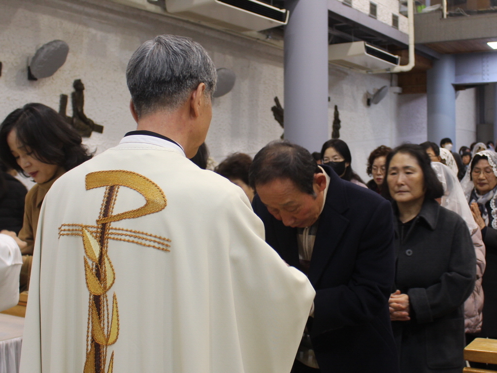 251224 성탄대축일밤미사_성체 (19).JPG