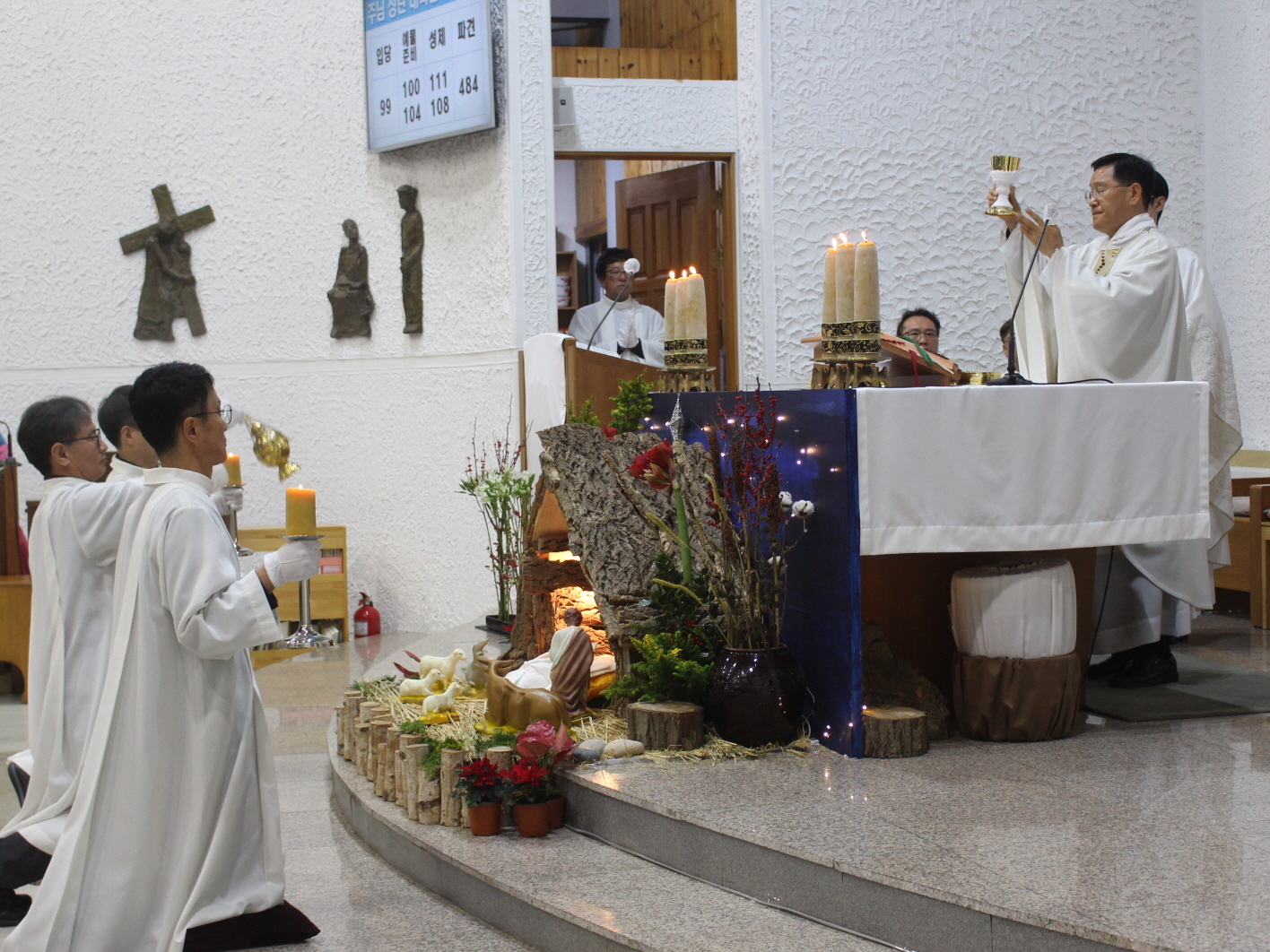 251224 성탄대축일밤미사_성체 (7).JPG