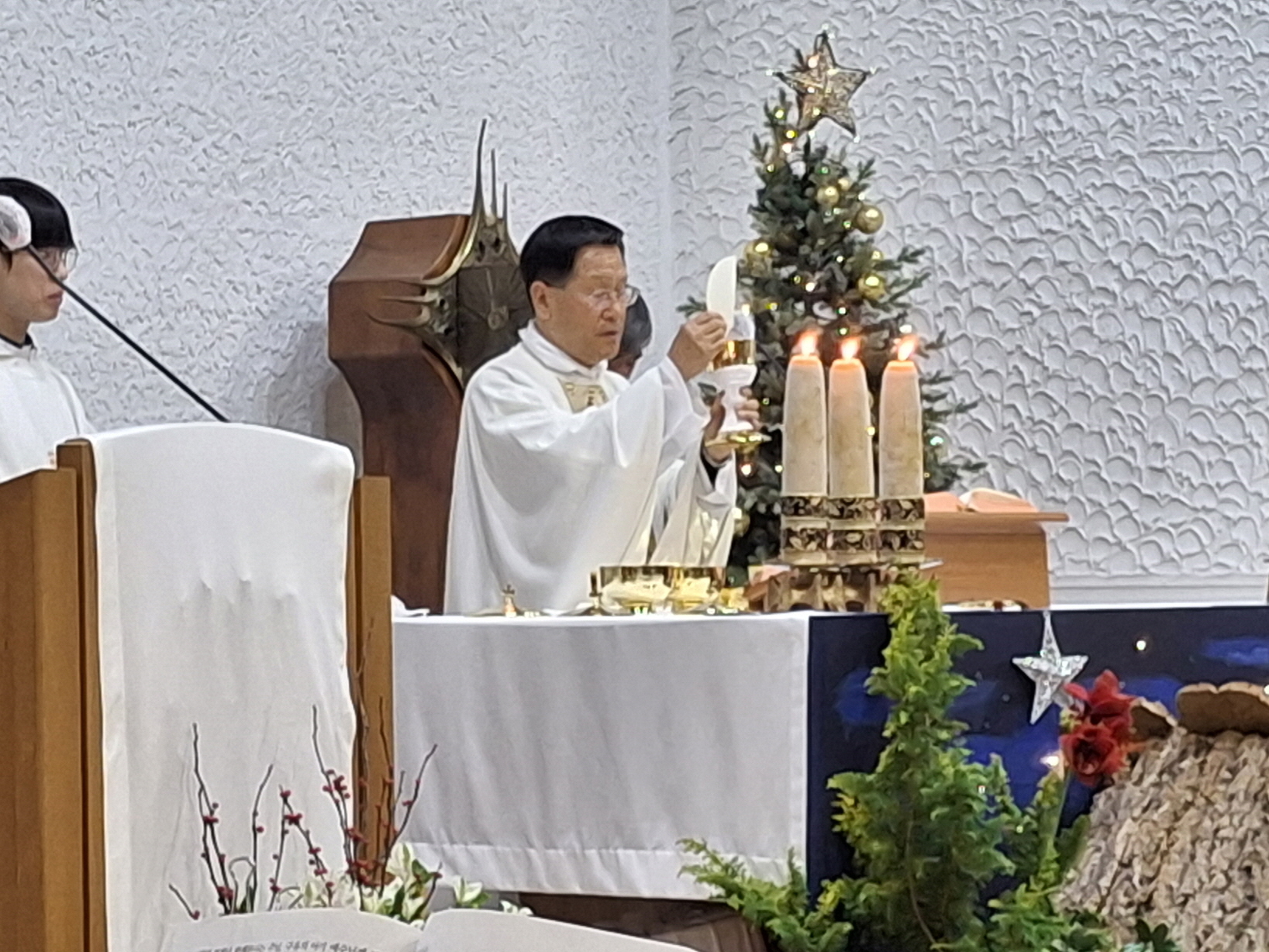 251224 성탄대축일밤미사_성체 (23).jpg